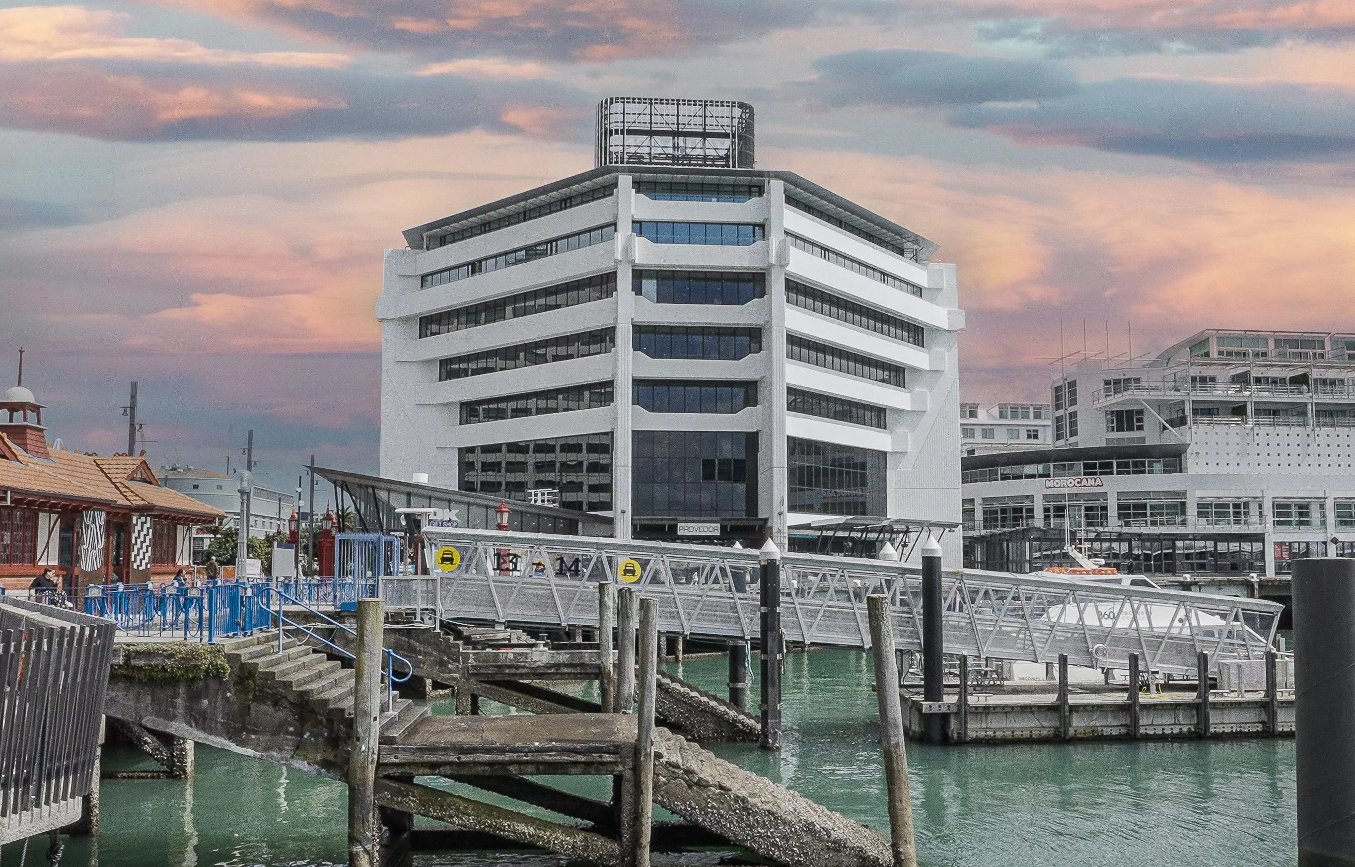 Outdoor shot of Auckland with A grade building of Servcorp 139 Quay Street in the centre